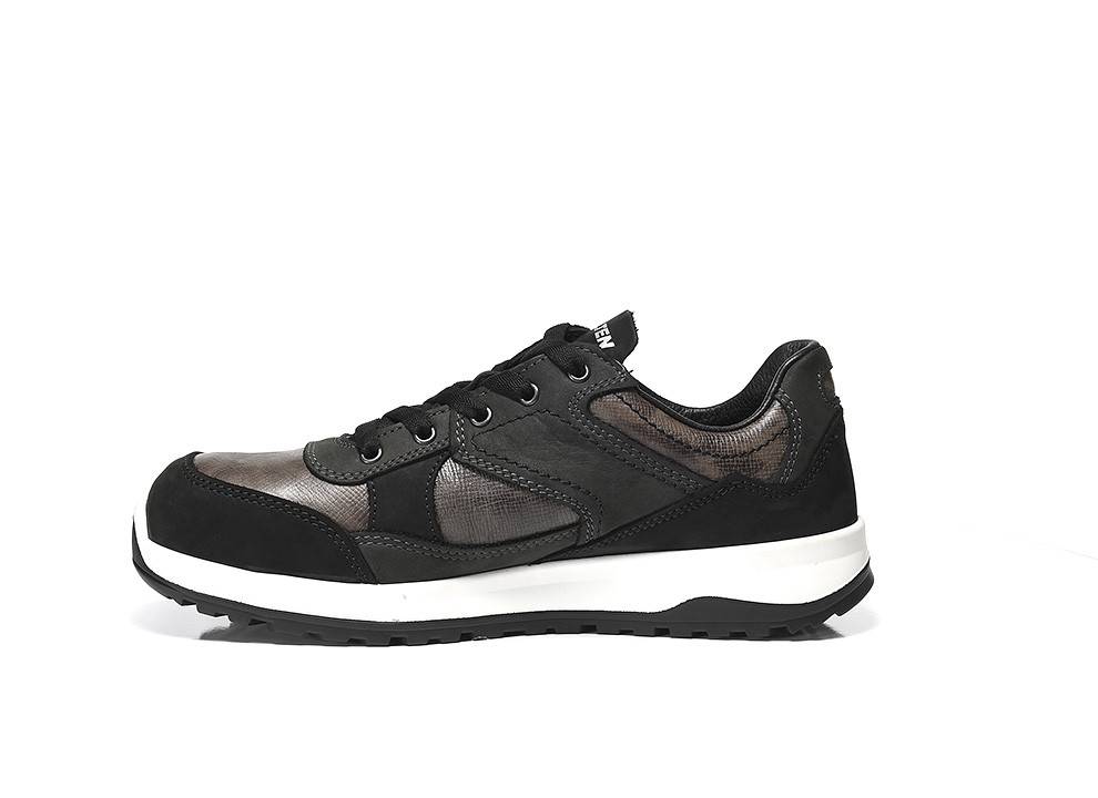 Schwarzer Sneaker mit weißer Sohle, gefertigt aus verschiedenen Materialien wie Leder und Mesh. Seitenansicht, die den Schnürverschluss und die strukturierte Lauffläche zeigt.