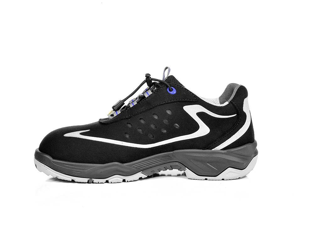 Ein schwarzer und weißer Sportschuh mit dicker Sohle, Schnürverschluss und auffälligem weißem wellenförmigem Design an der Seite.