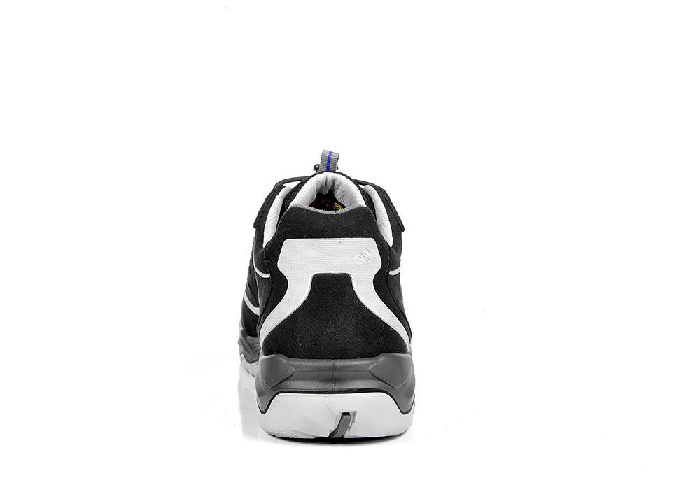 Ein schwarzweißer Sportschuh, von hinten betrachtet, der die Ferse und das Profil zeigt, vor einem schlichten weißen Hintergrund.