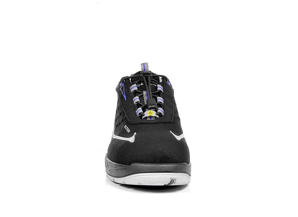 Ein schwarzer und weißer Sportschuh wird von vorne auf einem schlichten weißen Hintergrund gezeigt, wobei seine Form und Designmerkmale hervorgehoben werden.