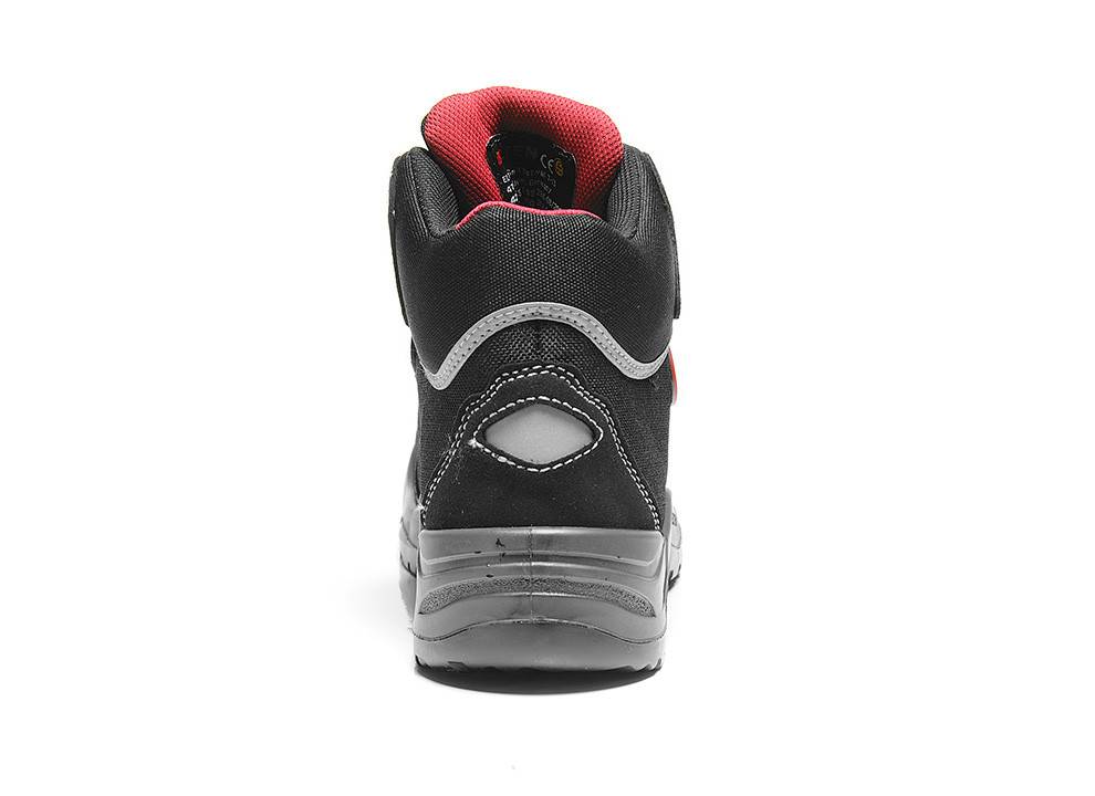 Ein schwarzer und roter Wanderschuh, von hinten gezeigt, mit einem robusten Profil und verstärkter Ferse, konzipiert für Outdoor-Aktivitäten.
