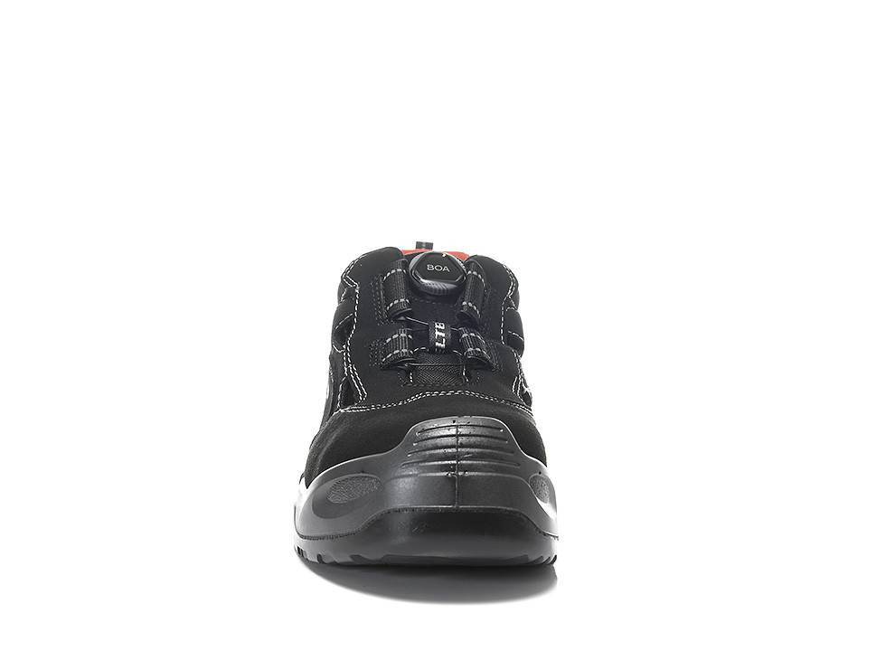 Ein schwarzer Sneaker mit dicker Sohle, Frontansicht. Der Schuh verfügt über ein Wählrad zum Festziehen, gekennzeichnet mit 'BOA'.