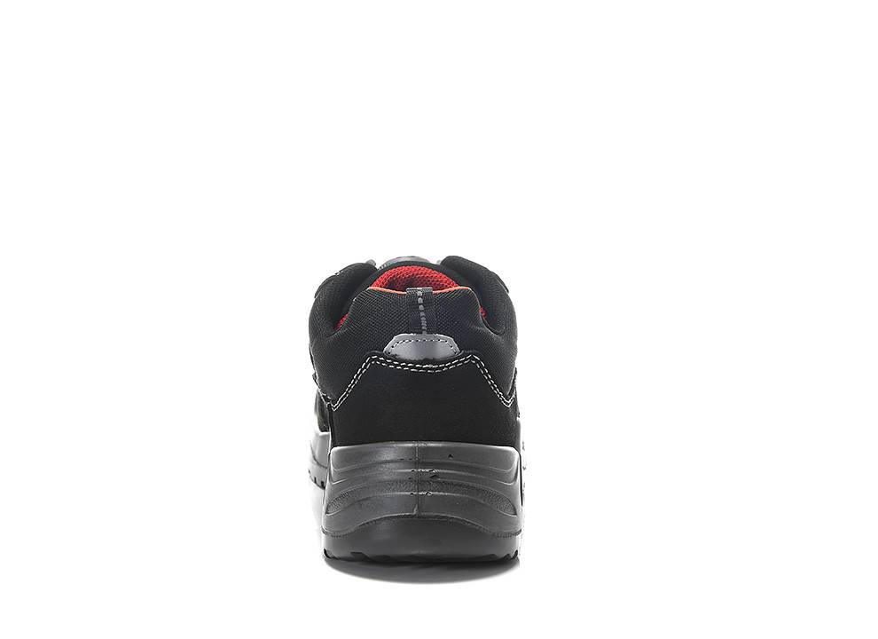 Ein schwarzer Turnschuh mit roten und weißen Akzenten, von hinten betrachtet.