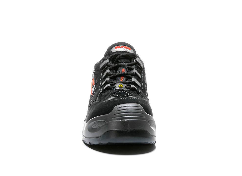 Ein schwarzer Sportschuh, von vorne betrachtet, mit rotem und weißem Markentext auf der Zunge und der Seite, mit einer robusten und strapazierfähigen Gestaltung.