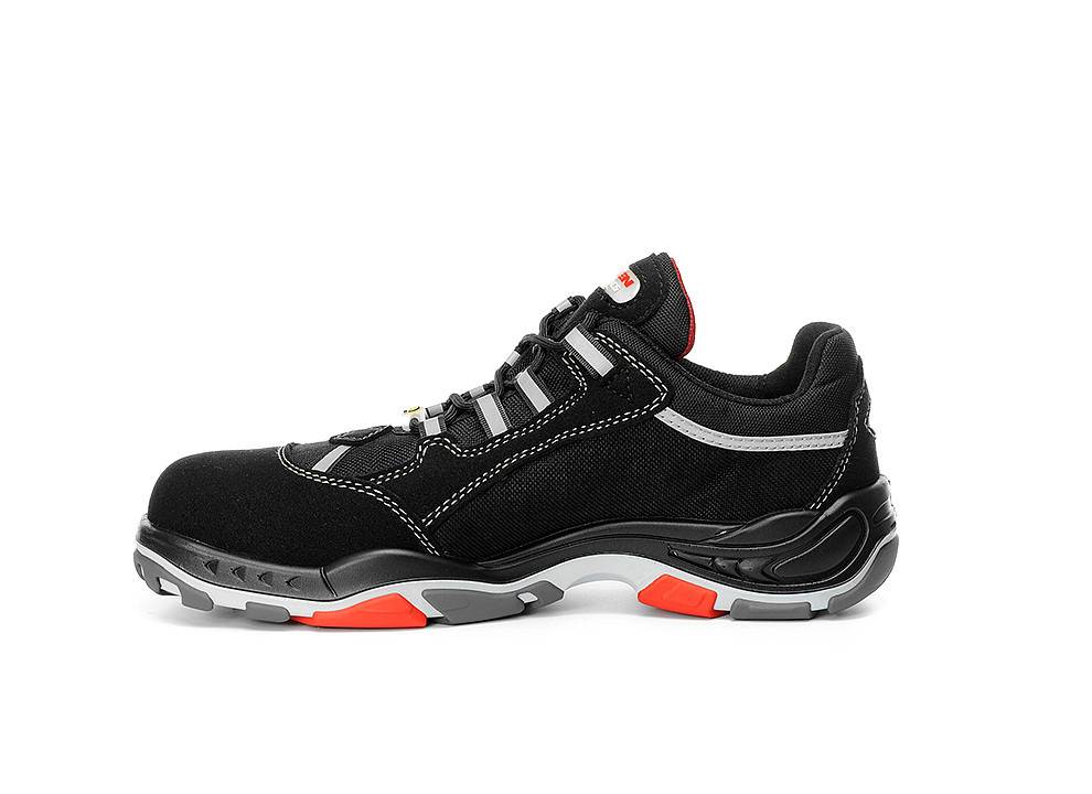 Ein schwarzer Sportschuh mit weißen Nähten und roten Akzenten, ausgestattet mit einer dicken Sohle, die sich sowohl für Sport als auch für den Alltag eignet.