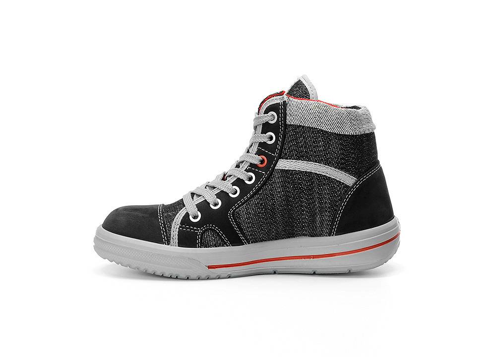 Ein schwarzer High-Top-Sneaker mit weißen Schnürsenkeln, grauen Akzenten und einer weißen Sohle mit rotem Streifen. Der Schuh wirkt lässig und trendig.