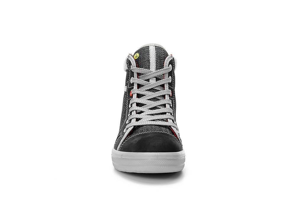 Vorderansicht eines schwarz-weißen High-Top-Sneakers mit weißen Schnürsenkeln, mit einem Design mit roten Akzenten auf weißem Hintergrund.