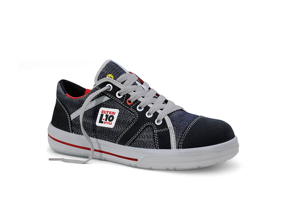 Ein lässiger Sneaker mit einer jeansartigen Textur, weißen Schnürsenkeln und einem Logopatch auf der Seite mit der Aufschrift 