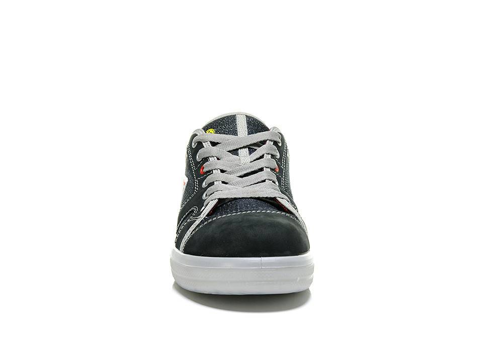 Ein einzelner Turnschuh in Navy und Grau mit weißen Schnürsenkeln, von vorne betrachtet, auf weißem Hintergrund.