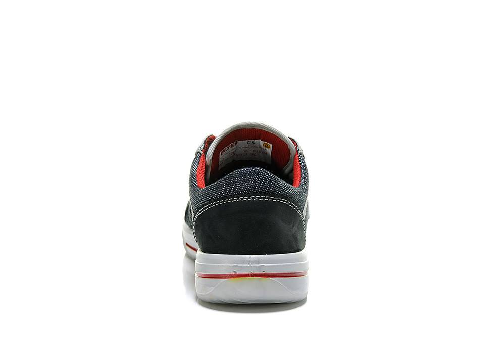 Rückansicht eines schwarzen und roten Sneakers vor einem weißen Hintergrund, der das Design und die Sohlendetails des Schuhs präsentiert.