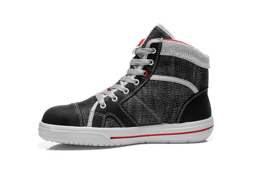 Ein stilvoller schwarzer High-Top-Sneaker mit weißen Schnürsenkeln, roten Akzenten und einer dicken weißen Sohle, der ein lässiges, aber trendiges Design präsentiert.