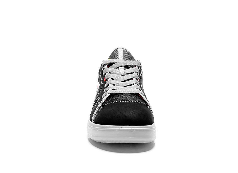 Eine Frontansicht eines schwarzweißen Sneakers mit weißen Schnürsenkeln auf einem weißen Hintergrund.