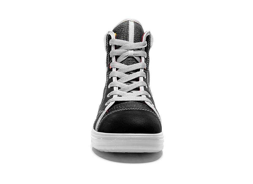 Ein schwarzer und weißer High-Top-Turnschuh mit sichtbaren Schnürsenkeln, von vorne gegen einen einfarbig weißen Hintergrund betrachtet.