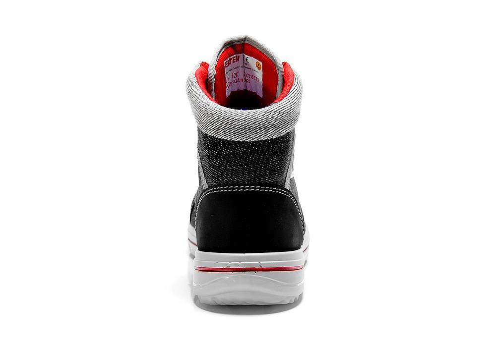 Rückansicht eines Sneakers mit einer schwarz-grauen Farbkombination und roten Akzenten am Kragen und an der Sohle.