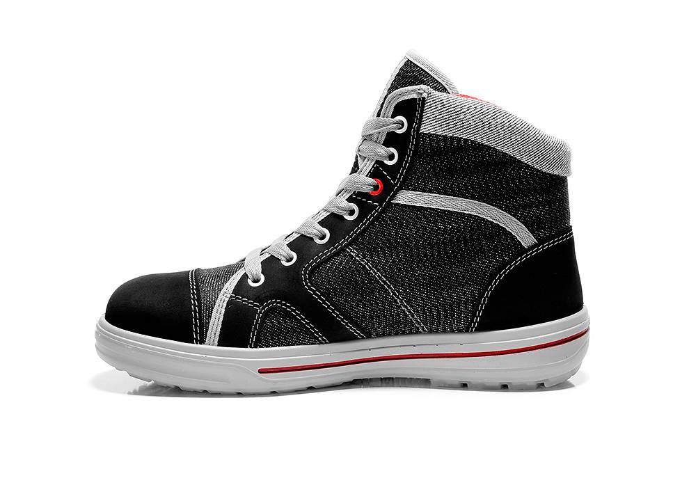 Ein schwarz-weißer High-Top-Sneaker mit roten Akzenten, ausgestattet mit einer dicken weißen Sohle und weißen Schnürsenkeln, in Seitenansicht dargestellt.