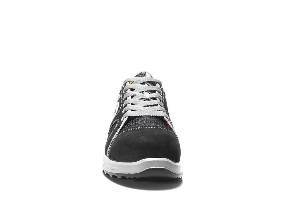 Ein schwarzer und weißer Sportschuh, von vorne betrachtet, mit sichtbaren Schnürsenkeln, Logo und Profilmuster.