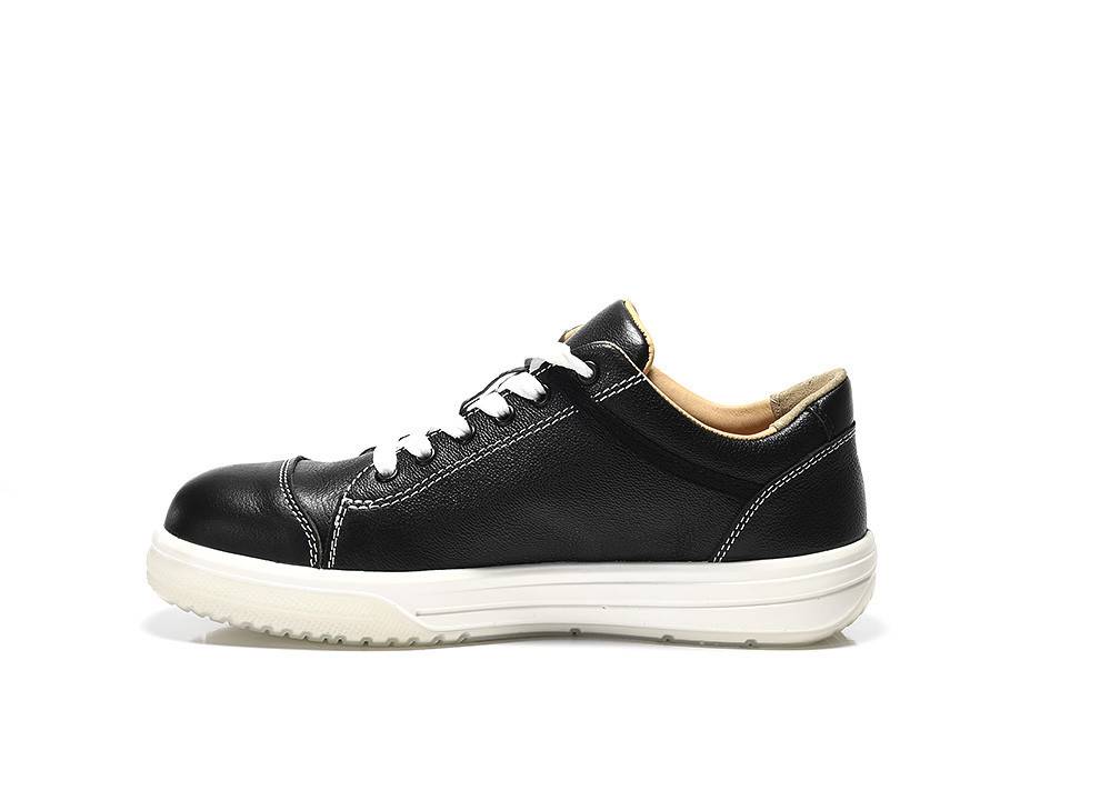 Schwarzer Ledersneaker mit weißen Nähten, weißen Schnürsenkeln und einer weißen Sohle, von der linken Seite auf einem einfarbigen Hintergrund präsentiert.