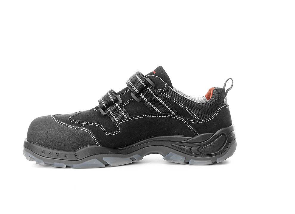 Ein schwarzer Sportschuh mit robuster Sohle, verstellbaren Riemen und kontrastierender weißer Naht, entwickelt für Outdoor-Aktivitäten oder Wanderungen.