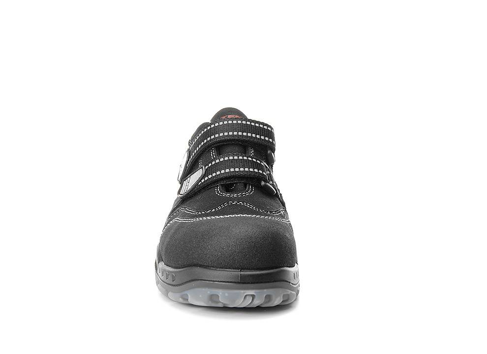 Frontansicht eines schwarzen Sneakers mit zwei Klettverschlüssen und einer strukturierten Zehenpartie, vor einem weißen Hintergrund.