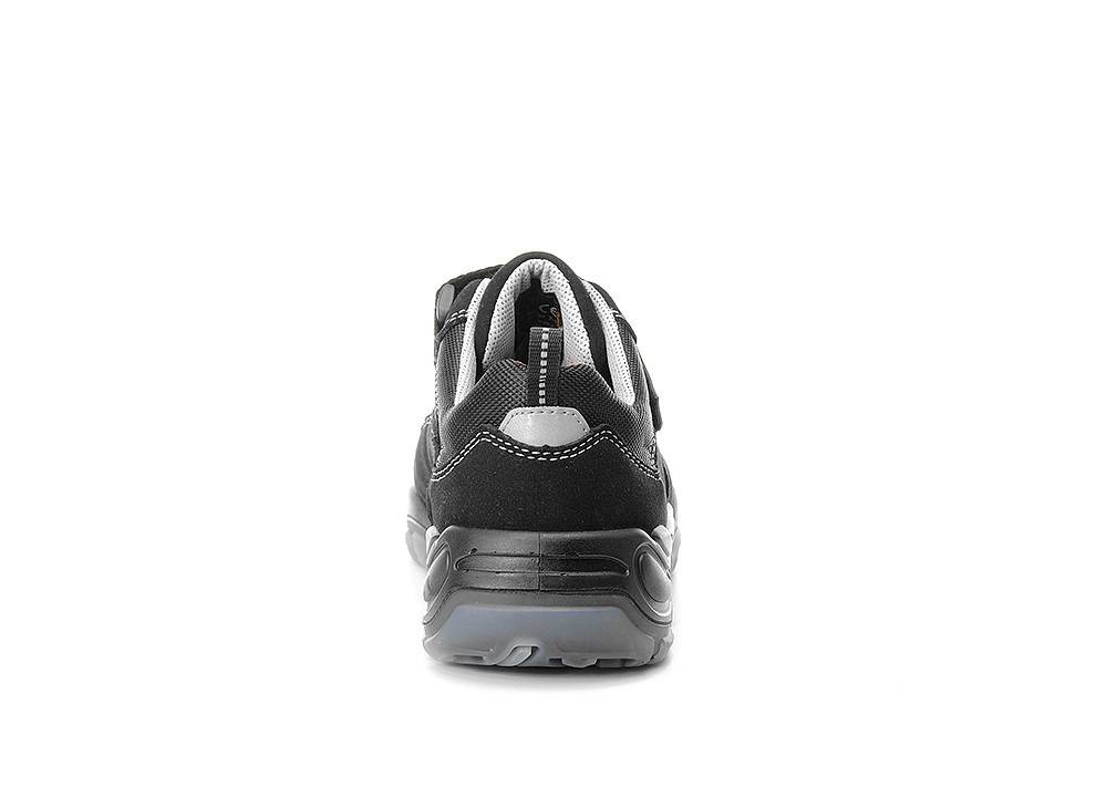 Ein schwarzer und grauer Sportschuh wird von hinten gezeigt, mit einer strukturierten Sohle und weißer Ziersteppung am Fersenbereich.