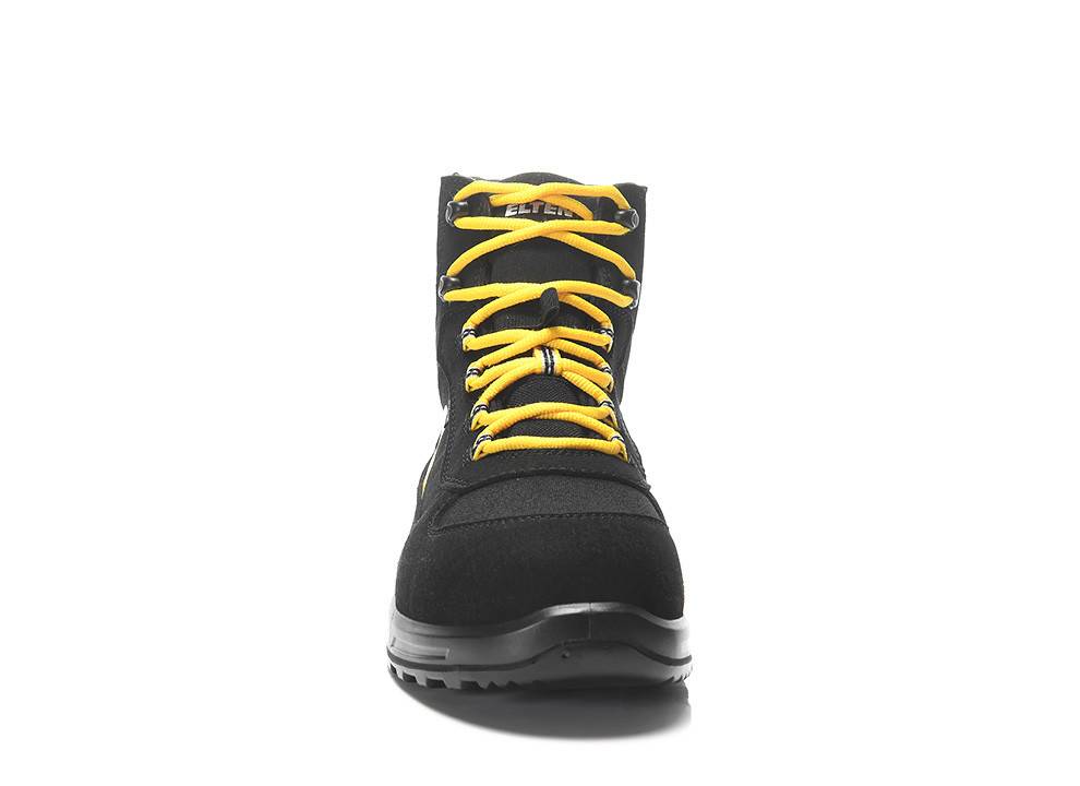 Ein schwarzer Stiefel mit leuchtend gelben Schnürsenkeln, von vorne betrachtet, der eine robuste Konstruktion und Profilsohle zeigt.