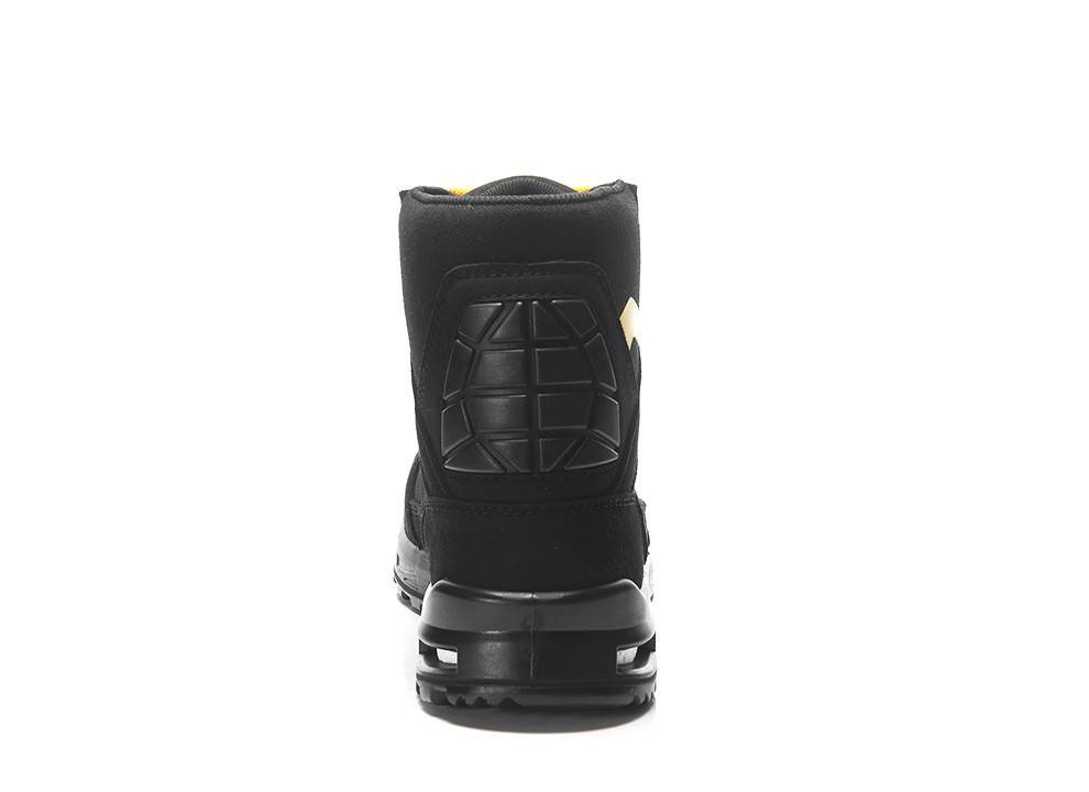 Schwarzer Winterstiefel von hinten betrachtet, mit strukturierter Ferse und gelbem Akzentlaschen in Nähe des oberen Randes.