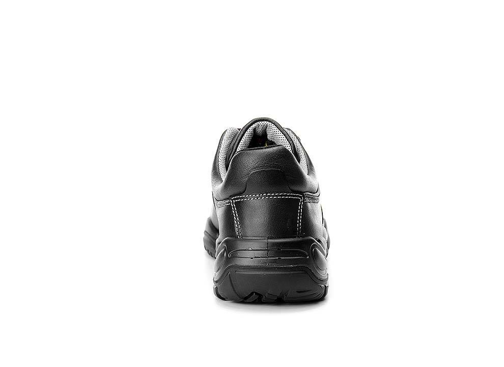 Schwarzer Lederschuh, von hinten betrachtet, mit Hervorhebung der Nähte und Sohlendetails vor einem schlichten weißen Hintergrund.