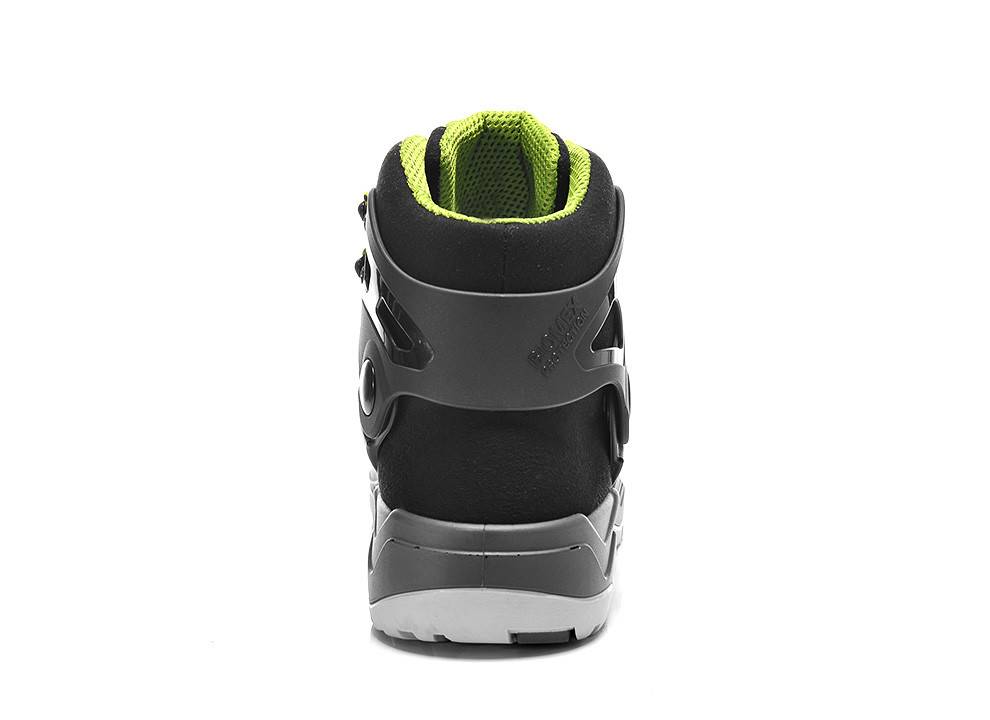 Schwarzer und grüner Sportschuh, von hinten betrachtet, mit hohem Schaftdesign und weißer Sohle.