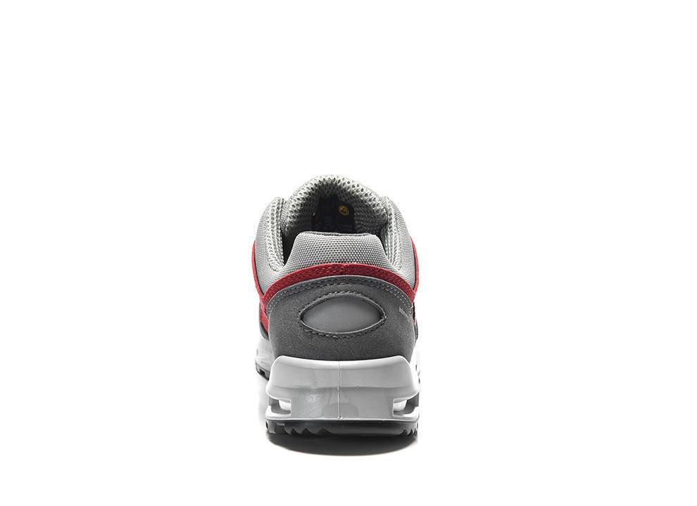 Ein grau-roter Sportschuh, von hinten gezeigt, mit Hervorhebung der Sohlen- und Fersengestaltung vor einem schlichten weißen Hintergrund.