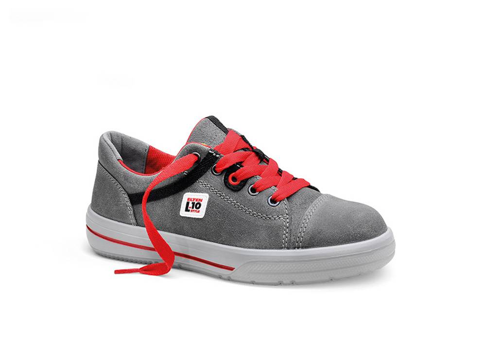 Ein grauer Sneaker mit roten Schnürsenkeln und einem roten Sohlenstreifen, mit einem seitlichen Label.