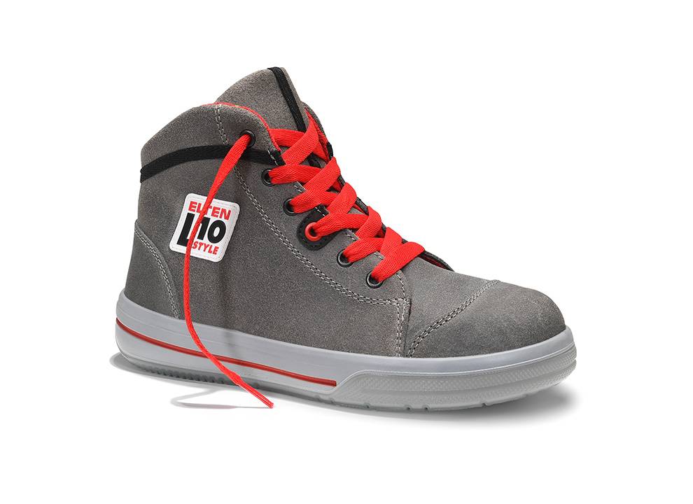 Grauer Mid-Top-Sneaker mit leuchtend roten Schnürsenkeln, versehen mit einem schwarz-weißen Logo an der Seite mit der Aufschrift 