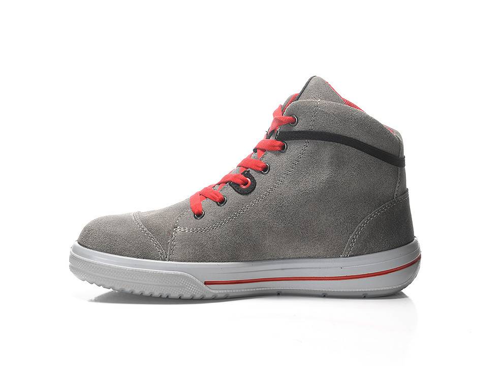 Ein grauer Hochschaft-Turnschuh mit roten Schnürsenkeln und roten Akzenten, mit einer weißen Sohle, wird vor einem einfarbigen Hintergrund präsentiert.