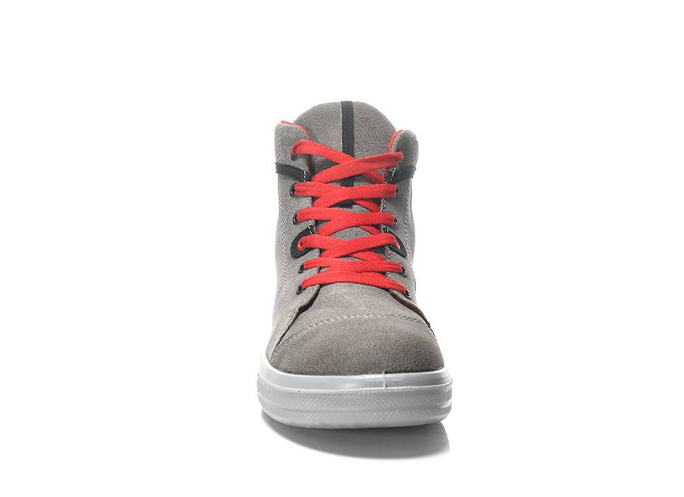 Ein grauer High-Top-Turnschuh mit leuchtend roten Schnürsenkeln, von vorne auf weißem Hintergrund gezeigt.