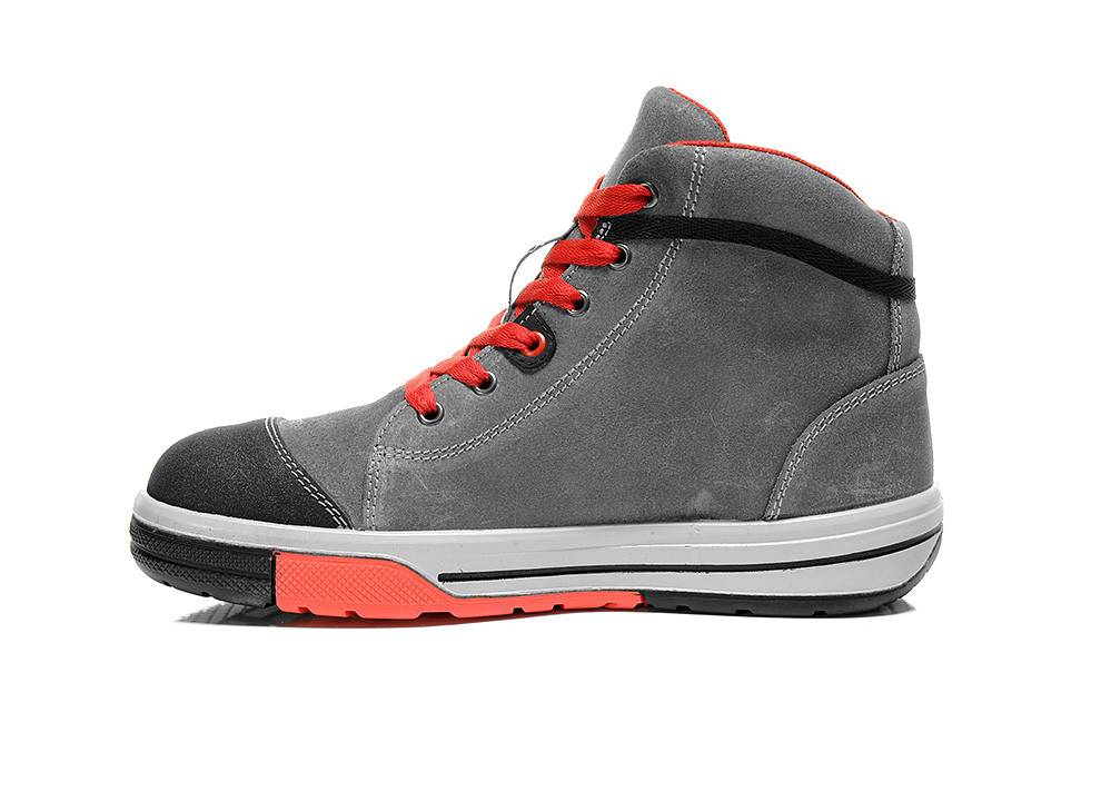 Ein grau-weißer Sneaker mit roten Akzenten und Schnürsenkeln, der ein High-Top-Design aufweist, wird in Seitenansicht vor einem weißen Hintergrund präsentiert.