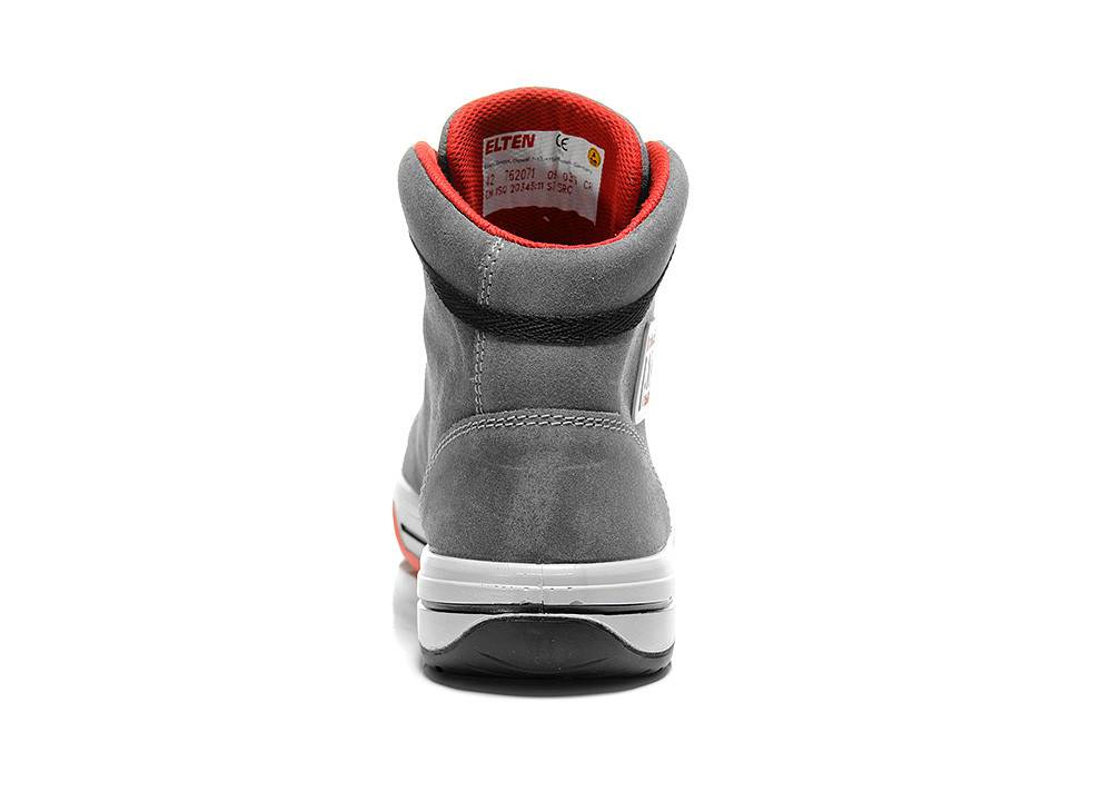 Ein grauer High-Top-Sneaker mit roter Fütterung und weißer Sohle wird von hinten betrachtet, wobei die Ferse und ein Teil des inneren Etiketts zu sehen sind.