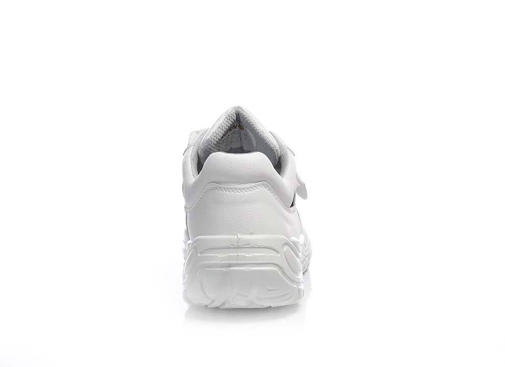 Das Bild zeigt eine Rückansicht eines weißen Sneakers mit einer strukturierten Sohle und minimalistischen Details, vor einem einfarbigen weißen Hintergrund.