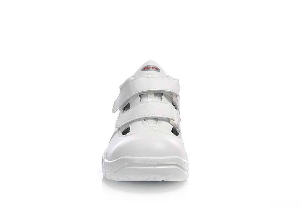 Weißer Turnschuh mit zwei Klettverschlüssen und abgerundeter Zehenpartie, von vorne auf weißem Hintergrund gezeigt.