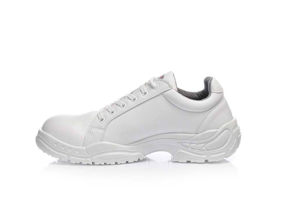 Ein weißer Sportschuh mit strukturierter Sohle und Schnürsenkeln, der vor einem einfarbigen weißen Hintergrund präsentiert wird.