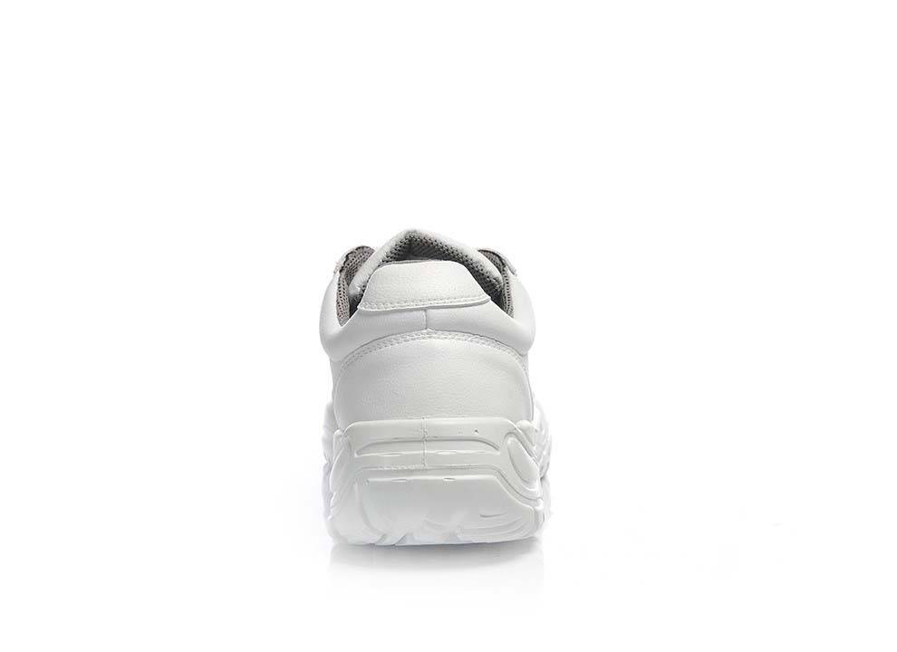 Weißer Sneaker, von hinten betrachtet, mit strukturierter Sohle und schlichtem Lederdesign.
