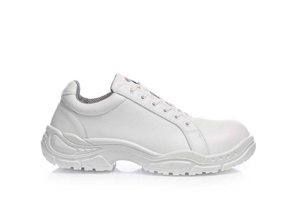 Weißer Sportschuh mit einer dicken Sohle, Netz-Akzenten und Schnürsenkeln, geeignet für Sport oder Freizeitbekleidung.