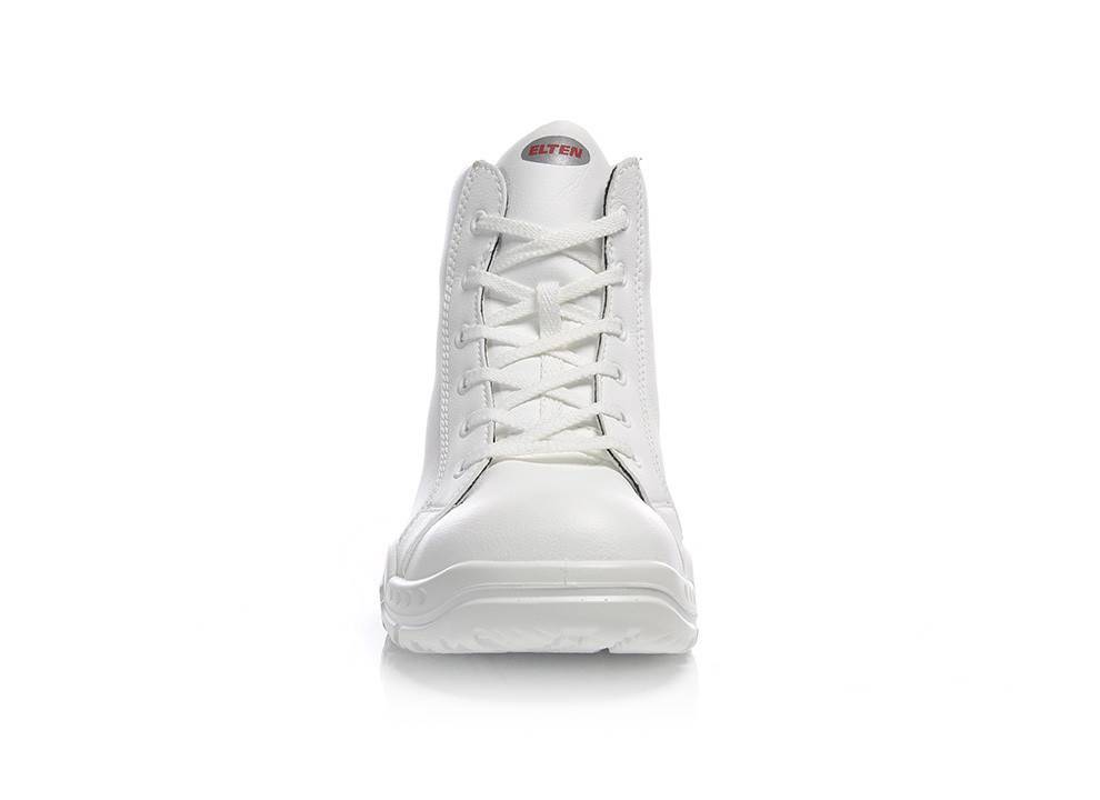 Ein weißer Sneaker, von vorne betrachtet, der sein Design und seine Schnürsenkel präsentiert.