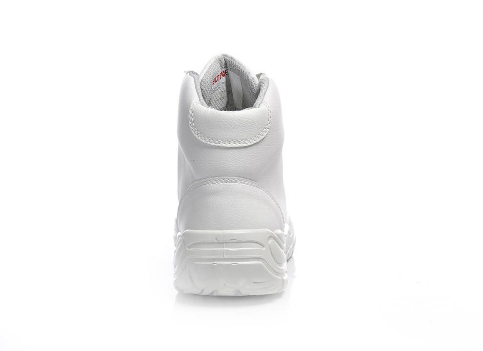 Ein weißer High-Top-Sneaker, von hinten betrachtet, mit einer dicken Sohle und genähten Details, vor einem einfarbigen weißen Hintergrund.