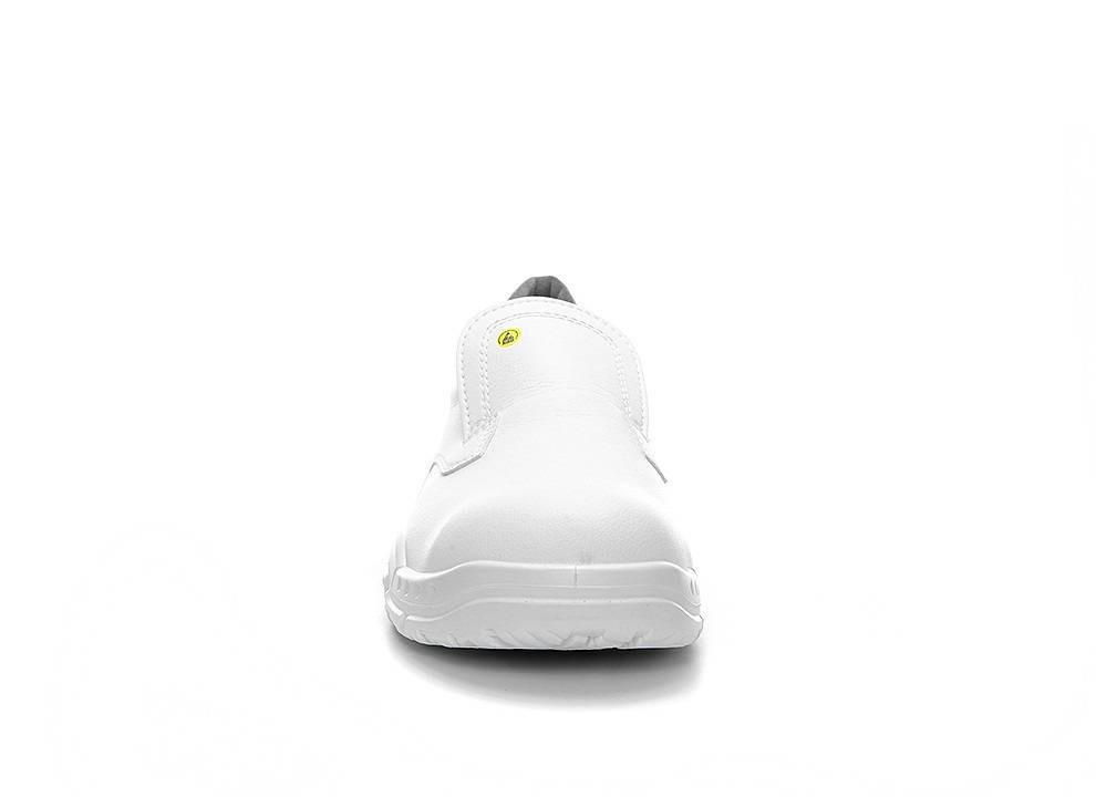 Ein einzelner weißer Slipper, Frontansicht, auf weißem Hintergrund.