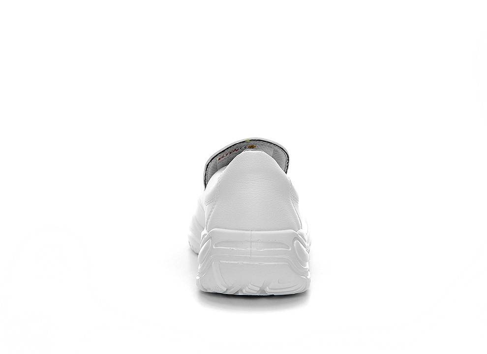 Ein weißer Sneaker, von hinten gezeigt, der das Design der Ferse und die glatte Textur hervorhebt.