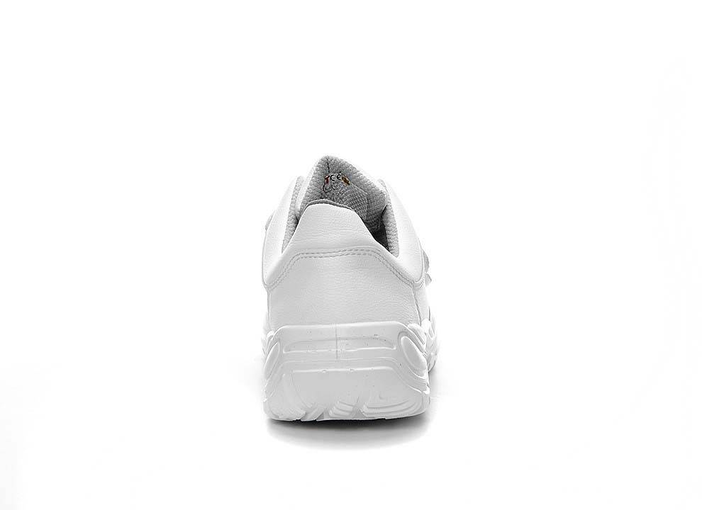 Eine weiße Sportschuhe, von hinten betrachtet, zeigt seinen strukturierten Sohlenbereich und die glatte Lederoberfläche vor einem neutralen Hintergrund.