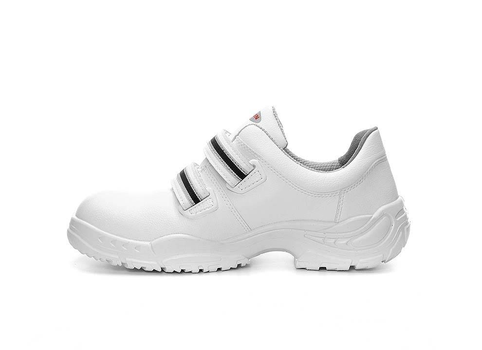 Weißer Sneaker mit zwei schwarzen Streifen an der Seite, ausgestattet mit einer robusten Sohle und gepolstertem Knöchelbereich. Geeignet für lässige oder sportliche Aktivitäten.