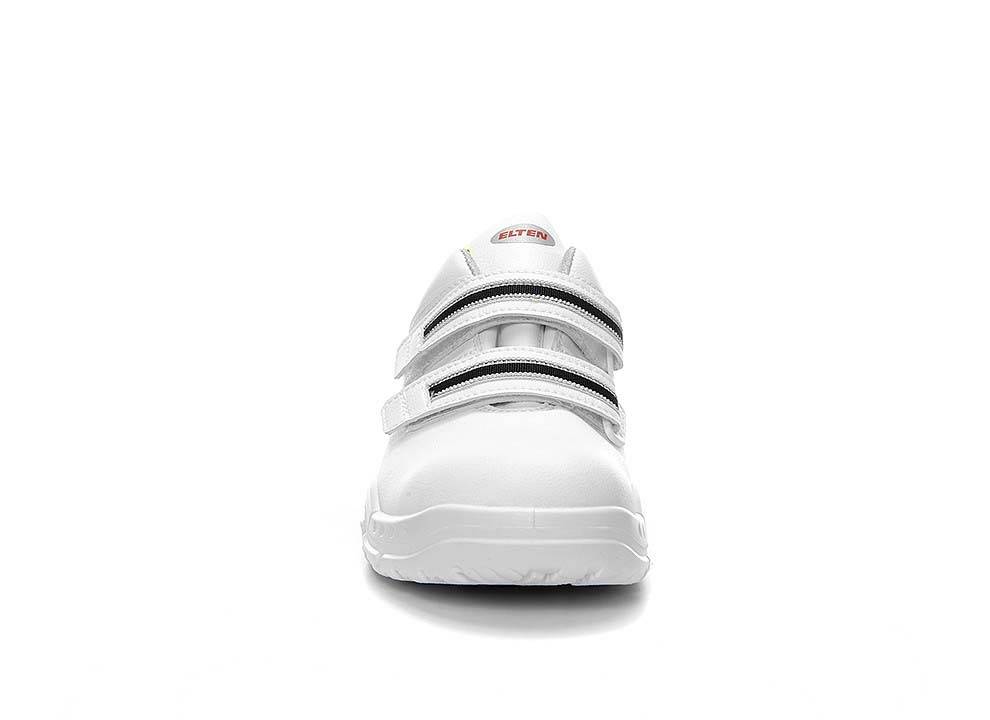 Ein weißer Sneaker mit Klettverschlüssen und einem schwarzen Akzent auf den Riemen, von vorne betrachtet. Der Schuh hat ein glattes, modernes Design.