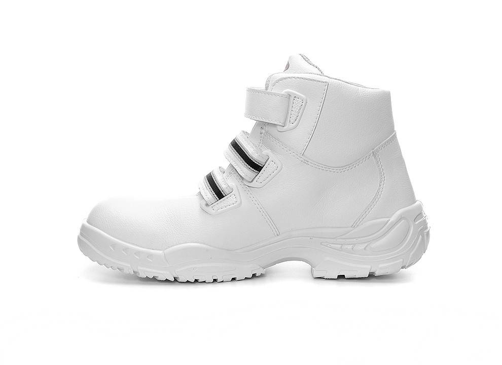 Weißer Arbeitsschuh mit Knöchelschutz und drei schwarzen Riemen. Der Schuh verfügt über eine dicke Gummisohle, die für Sicherheit und Haltbarkeit konzipiert ist.