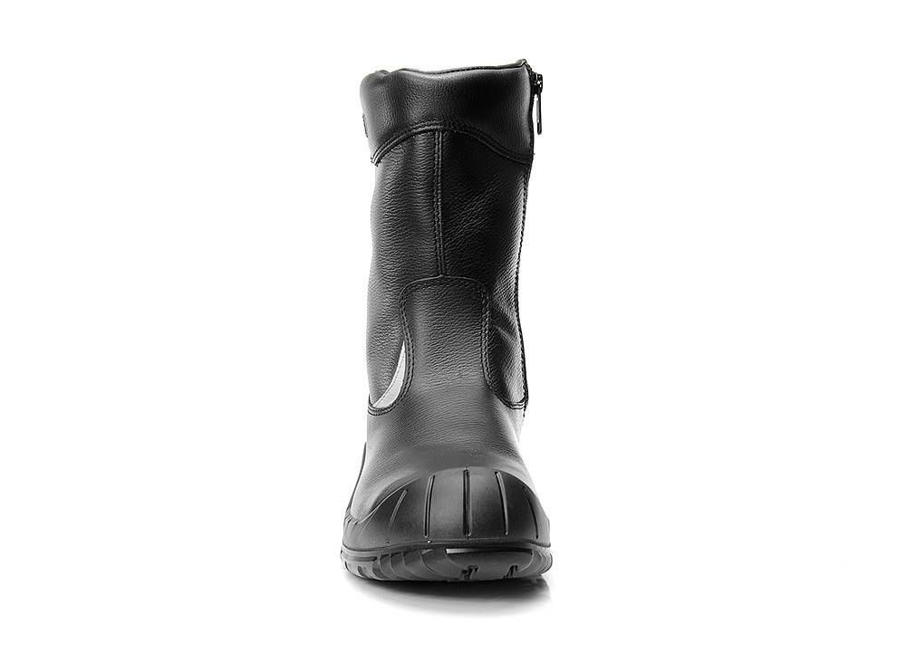 Ein schwarzer Lederstiefel mit Reißverschluss vorne und verstärkter Zehenpartie wird vor einem schlichten weißen Hintergrund präsentiert.