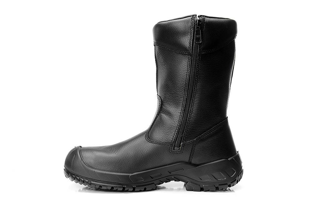 Ein schwarzer Lederstiefel, der bis zur Wade reicht, mit robuster Sohle und seitlichem Reißverschluss, entwickelt für Kälteschutz und Trittsicherheit.